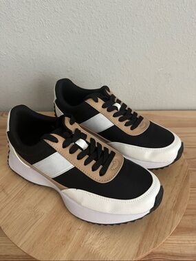 DV8 Bollie Womens Sneakers